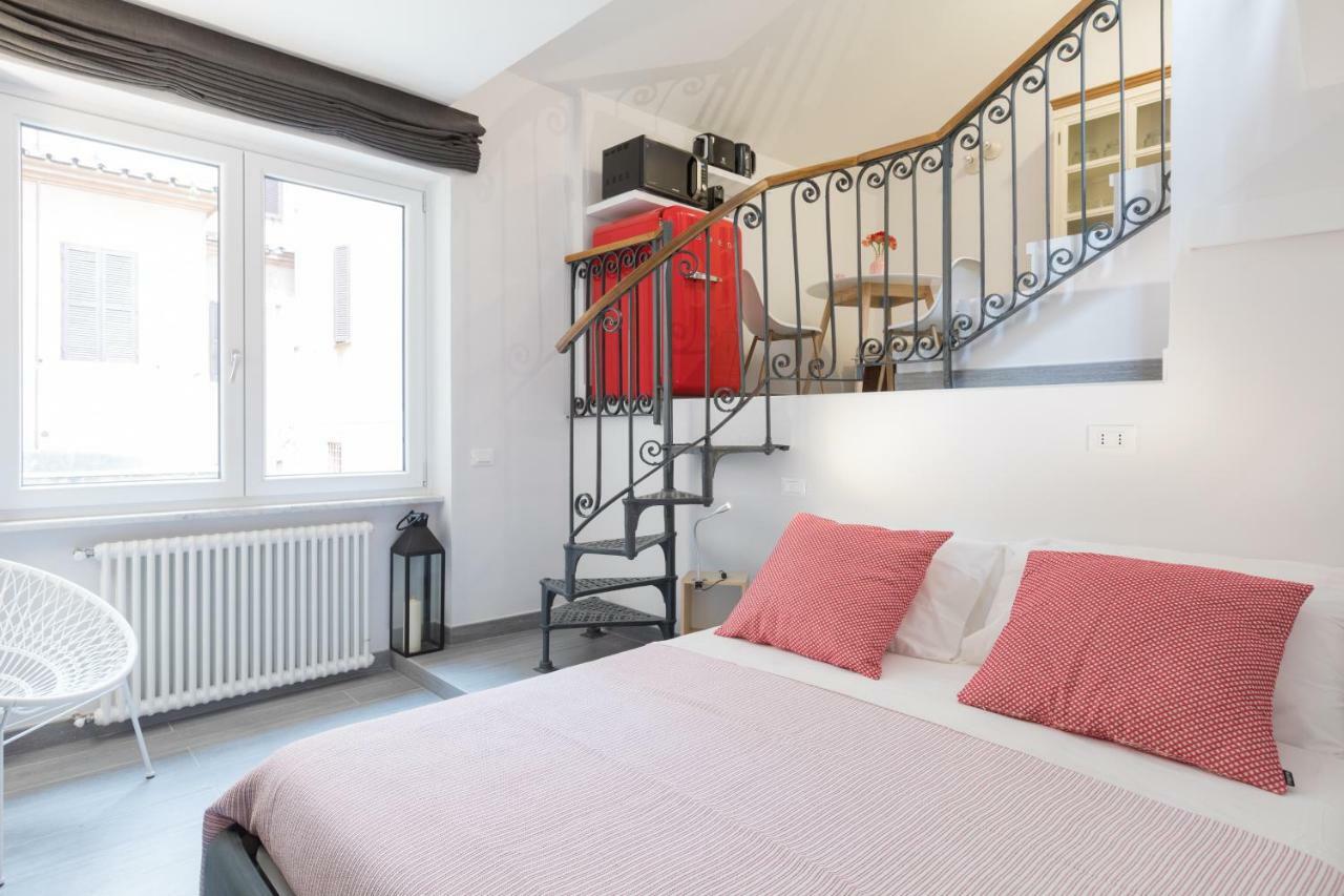 Quiet Pied A Terre With Terrace In Borgo Pio Rom